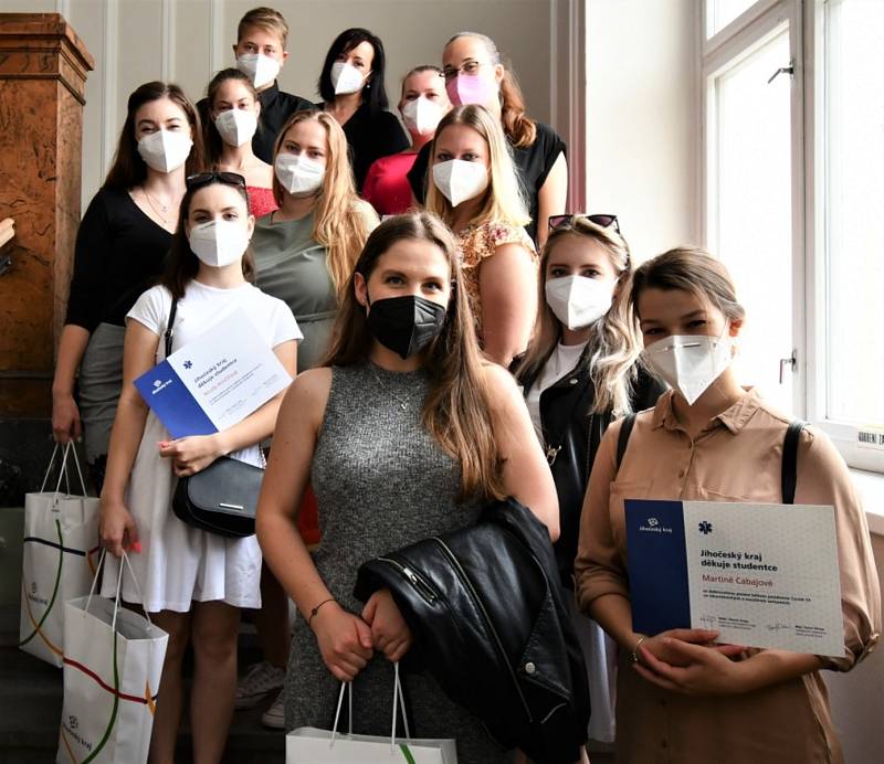 Na jihočeském krajském úřadu ocenili studentky a studenty českobudějovické zdravotnické školy za činnost v době pandemie. Foto: David Hocke, Krajský úřad Jihočeského kraje