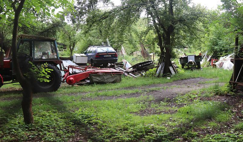 Vymlácený areál skleníků s tunami odpadků, šrot, vraky. I to jsou Budějovice.