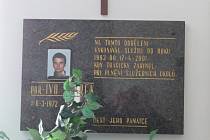 Pamětní deska, která na obvodním oddělení policie v Protivíně připomíná tragickou událost z 17. dubna 2001.