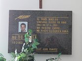 Pamětní deska, která na obvodním oddělení policie v Protivíně připomíná tragickou událost z 17. dubna 2001.