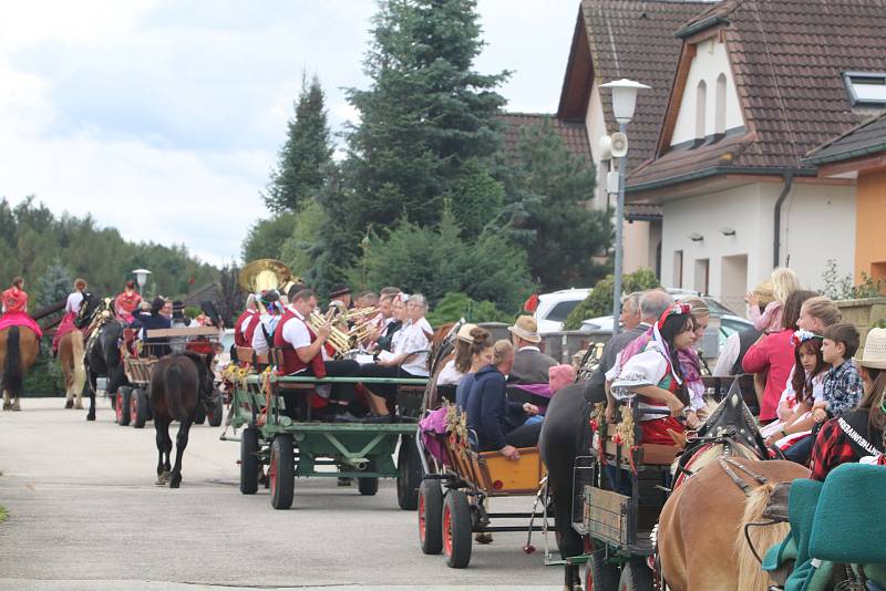 Staročeské dožínky v Boršově nad Vltavou uspořádala tamní obec baráčníků.