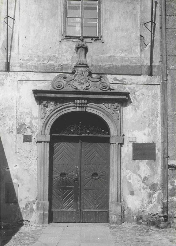 Vchod do kláštera, 1971. Foto ze sbírky fotografií a pohlednic Jiřího Dvořáka poskytl Státní okresní archiv České Budějovice