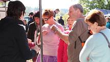 Sedmý ročník Sklářských slavností přilákal v sobotu do Hojné Vody v Novohradských horách stovky lidí.
