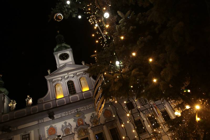 Vánoční strom v Budějovicích už svítí, v neděli ho přizdobil sníh