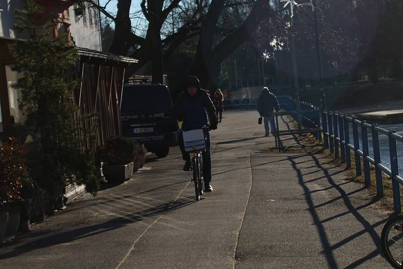 V Českých Budějovicích se teplota v pátek 14. ledna dostala nad 12 °C. Sluníčko vylákalo do ulic spoustu lidí.