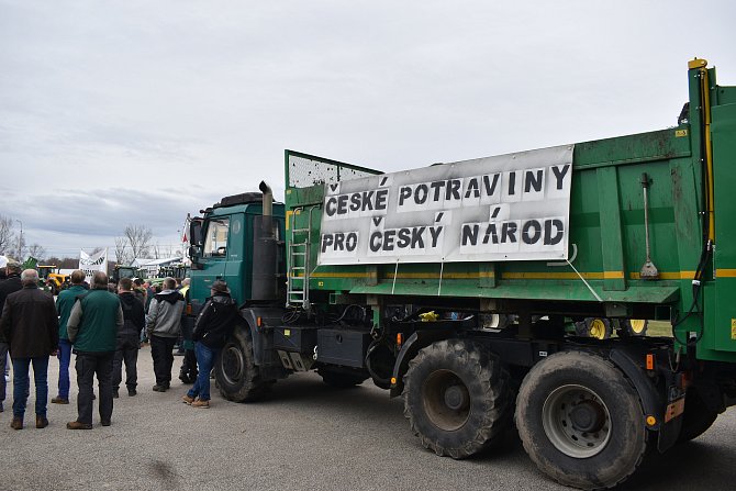Protestní akce zemědělců na Českobudějovicku na konci února 2024. Sraz byl u výstaviště. Přijelo na osmdesát traktorů a nákladních vozů.