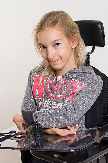 Barbora Sedláčková (15) z Českých Budějovic trpí od tří let nemocí neuropatie, ochrnula, je na vozíčku. Neovládá ruce ani nohy, přesto maluje ústy. Pomoci ji teď chce kapela The Greens projektem vyletirybka.