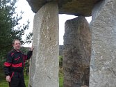Meditační komora z dolmenů je dnes z 60 procent důvodem, proč lidé holašovické „Stonehenge“ navštěvují, “ říká Václav Jílek, jeden ze stavitelů keltského cromlechu.