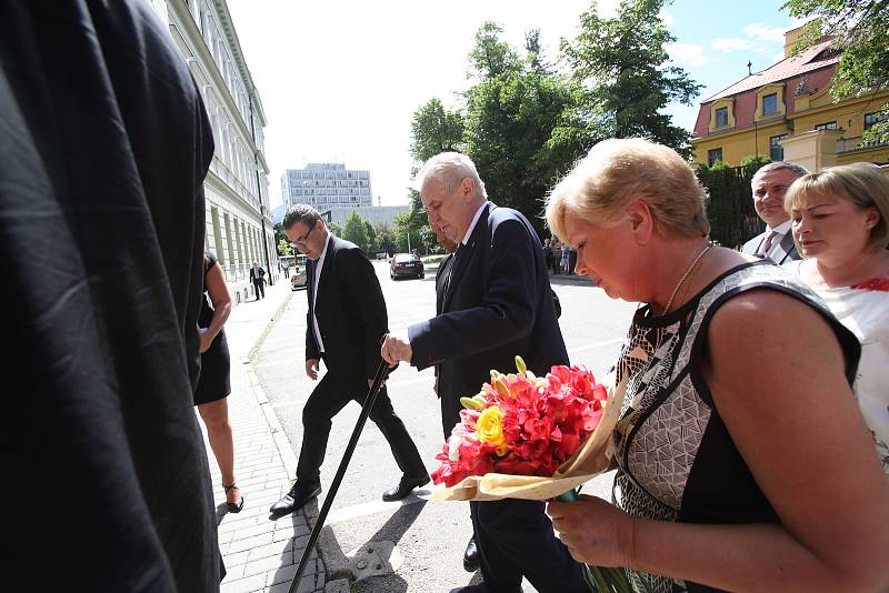 Třídenní cestu po kraji zahájil Miloš Zeman v pondělí dopoledne setkáním s hejtmankou Ivanou Stráskou, zastupiteli a dalšími hosty. Začátku cesty byla přítomná i první dáma Ivana Zemanová.