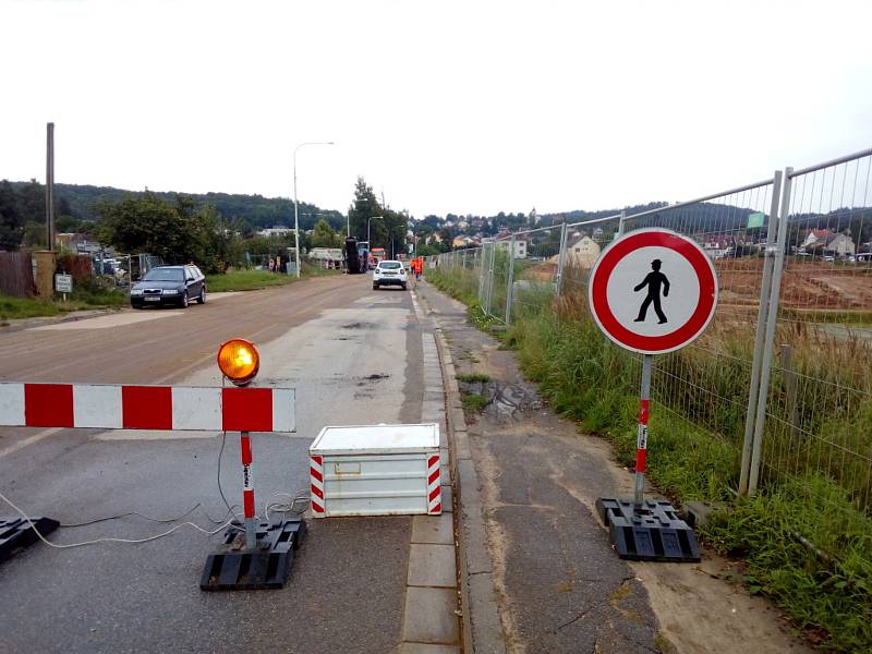 Uzavírku Dobrovodské ulice v Českých Budějovicích si vynutila stavba tunelu Pohůrka na D3. Dopravní opatření se dotkla Dobrovodské, Ledenické i dalších ulic.