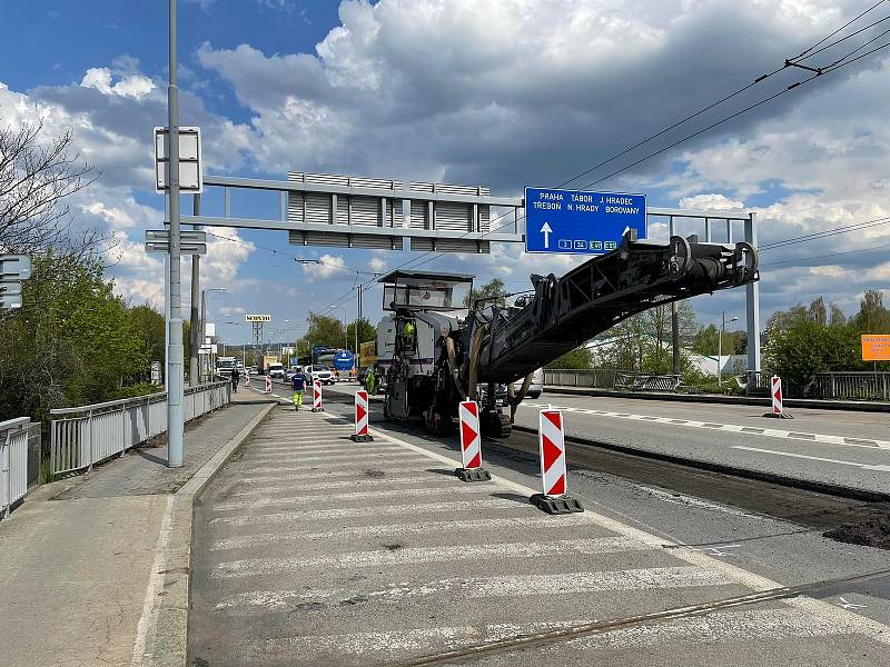 Dopravní komplikace na opravované Strakonické v Českých Budějovicích v úterý 3. května.