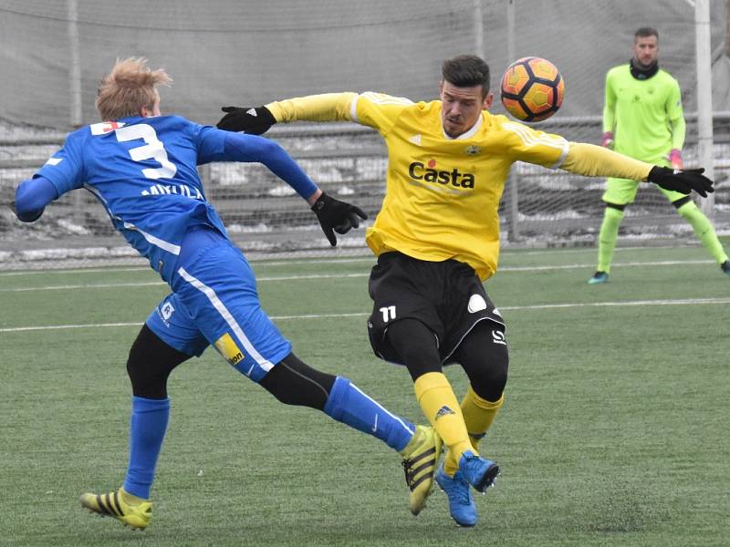 Exbudějovický Filip Vaněk v píseckém dresu bojuje v zápase s Libercem s Mikulou: Písek prohrál s Libercem 1:3, v sobotu hraje Dynamo v Teplicích a Táborsko v Mladé Boleslavi.