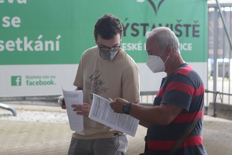 Hejtman Martin Kuba navštívil očkovací centrum na Výstavišti a pohovořil s čekajícími neorganizovanými.