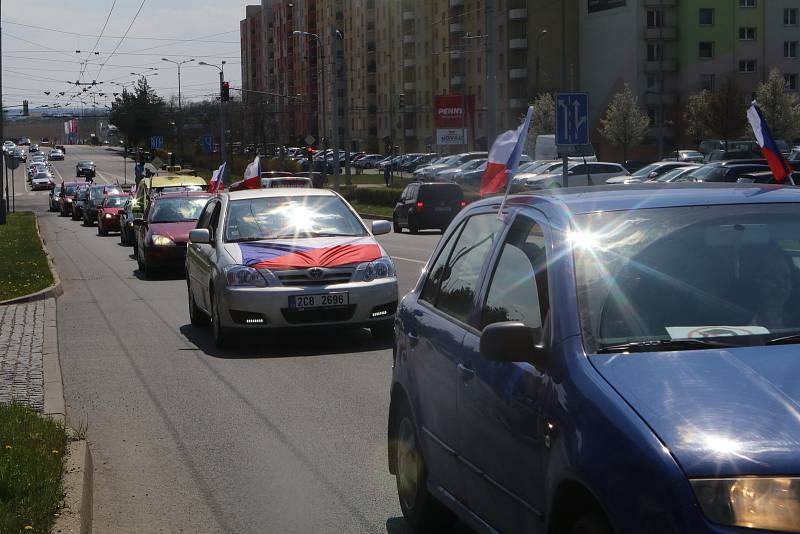 V neděli se uskutečnila další Jízda svobody z Českých Budějovic do Třeboně a Jindřichova Hradce, zúčastnilo se jí kolem šedesáti automobilů,