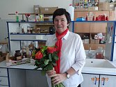OCENĚNÁ. Květa Tůmová (na snímku) vyučuje na Česko-anglickém gymnáziu v Českých Budějovicích chemii a biologii. I ona byla jednou  z těch, kteří dostali od Učené společnosti České republiky ocenění za svůj přínos vědě.