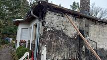 Odklízení následků požáru rodinného domu ve Zlivi v lednu 2022.