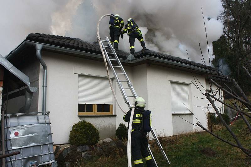 Škoda po požáru domu ve Zlivi je přes milion korun.