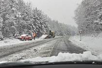 Jižní Čechy jsou pod sněhem. To platí i pro silnice v neděli ráno v Českém Krumlově. Na Klaudě měla práci odtahová služba.