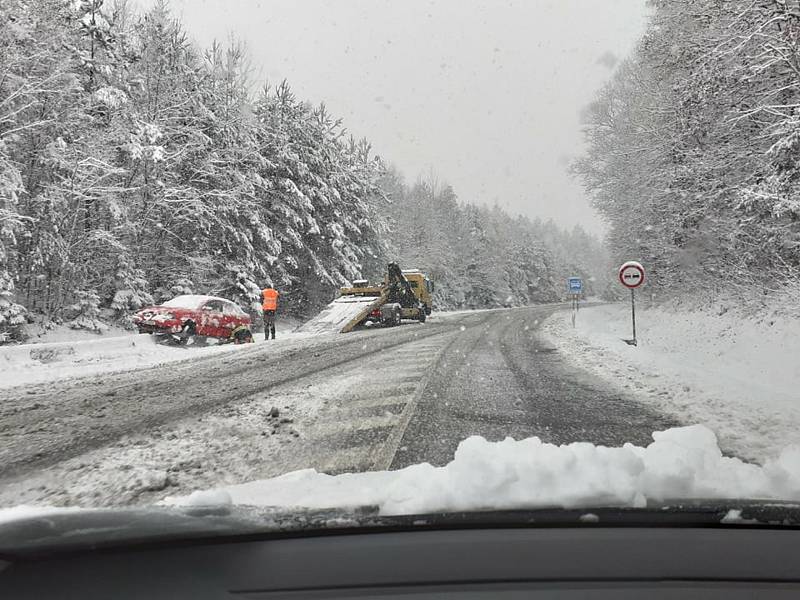 Jižní Čechy jsou pod sněhem. To platí i pro silnice v neděli ráno v Českém Krumlově. Na Klaudě měla práci odtahová služba.