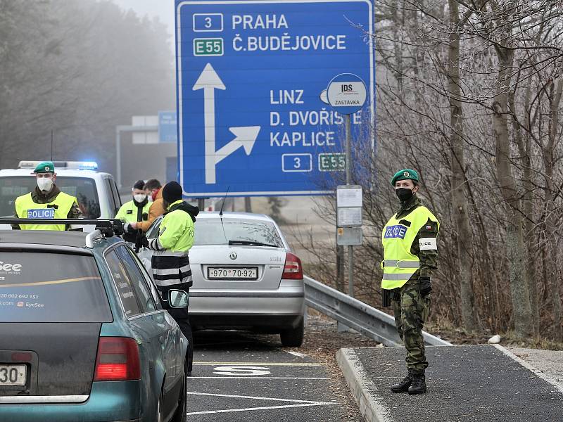 Policejní kontroly na hranicích jihočeských okresů posílili v úterý 2. března vojáci.