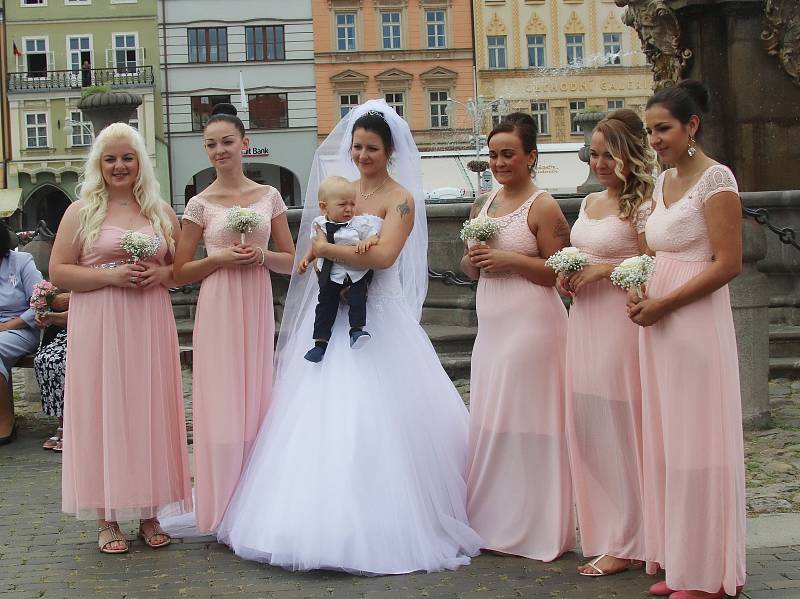 Celkem dvakrát 7 svateb se konalo na radnici v Českých Budějovicích v pátek 7. 7. 2017.