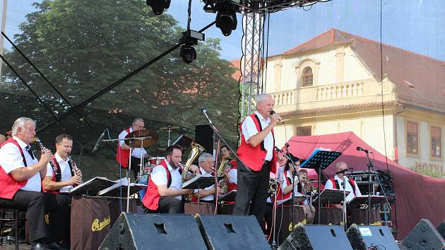 Městské slavnosti v Týně nad Vltavou zahájily program v sobotu 20. července vystoupením Budvarky. Akce nabídla bohatý program včetně koncertů různých kapel nebo pohádkového představení na týnském otáčku.