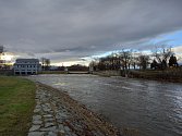 Vltava v Budějovicích naplnila na přelomu prosince a ledna své koryto. Na snímku řeka u Jiráskova jezu 4. ledna 2024.