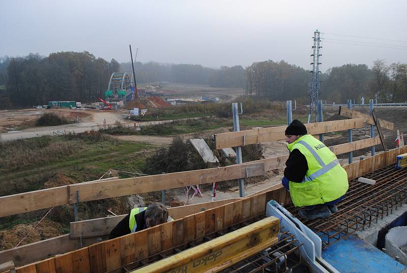 Výstavba D3 ve Vidovské ulici, kde se dálnice bude křížit se železniční tratí, která povede po novém mostě.