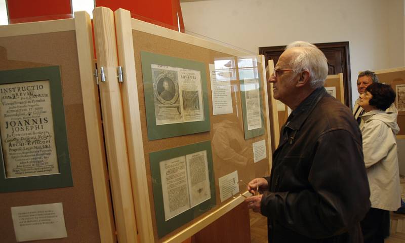 V Borovanech vybudovali v prvním patře zámku knihovnu a při té příležitosti vystavili staré tisky,na snímku kronikář Borovan František Kadlec.