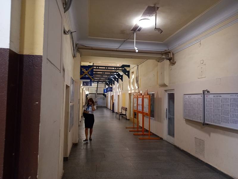 Generální rekonstrukce výpravní budovy vlakového nádraží v Českých Budějovicích má skončit v roce 2023. Dnešní odbavovací prostory.