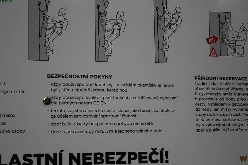 Na skále nad Vltavou mezi Hlubokou a Purkarcem je nová via ferrata, vhodná je i pro rodiny s fyzicky zdatnými dětmi.