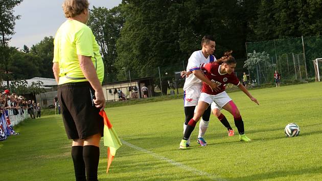 Žensko-mužský fotbal mohli vidět včera  diváci na "Koháči"