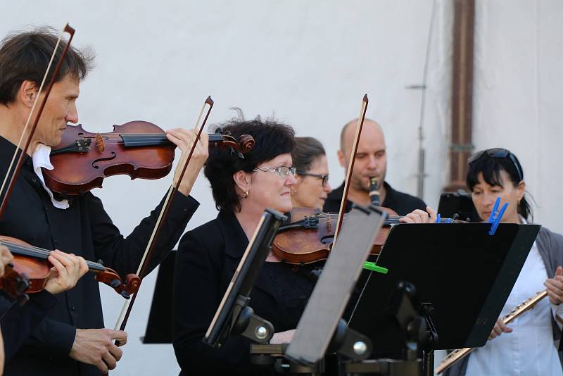 Jihočeská filharmonie koncertovala na českobudějovickém Piaristickém náměstí.