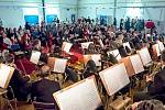 Jihočeské divadlo pořádalo 6. listopadu Utajený koncert, diváci nevěděli, kam jedou. Hrálo se v hangáru Letecké záchranné službyv Plané. Na snímku orchestr.