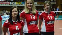 Veronika Švejdová mezi svými spoluhráčkami Markétou Tomanovou (vlevo) a Ladislavou Šílenou.