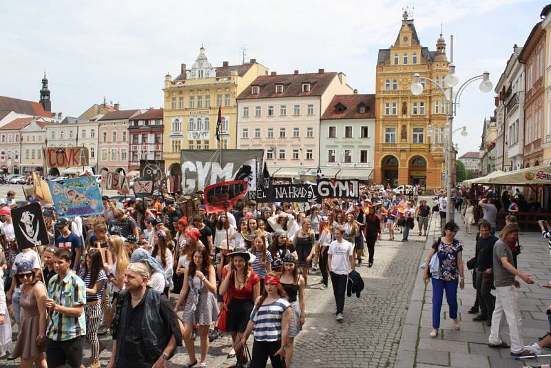 Celý týden žily České Budějovice multižánrovým festivalem Budějovický Majáles. Ten se v pátek rozloučil s krajským městem průvodem na náměstí Přemysla Otakara II., volbou krále a řadou koncertů.