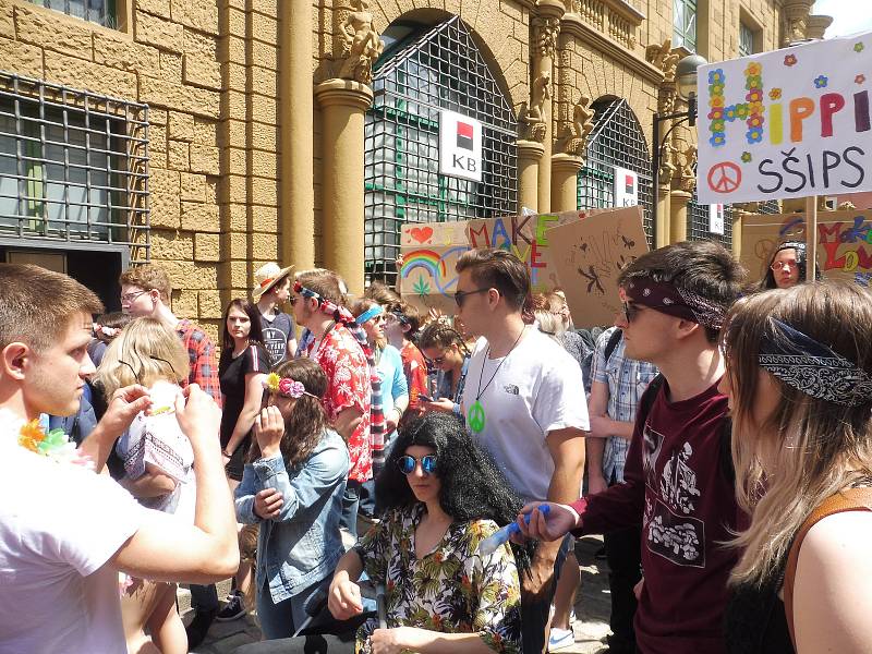 Budějovický majáles vyvrcholil v pátek 24. května tradičním průvodem městem. Studenti ze 17 škol prošli ulicemi centra v maskách. Dav mířil na Sokolský ostrov, kde program pokračoval volbou Krále majálesu. Navečer se zde tradičně koná hudební program.