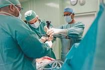 Inovativní metoda operace břicha Fasciotens v budějovické nemocnici.