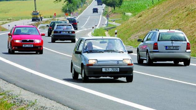 Vytoužené dopravní řešení pro mnohá města představuje obchvat. Na našem snímku je nedávno otevřená silnice u Stráže nad Nežárkou, jejíž cena – více než tři sta milionů, byla nepřímo zmíněna i na jednání zastupitelů v Trhových Svinech tento týden.