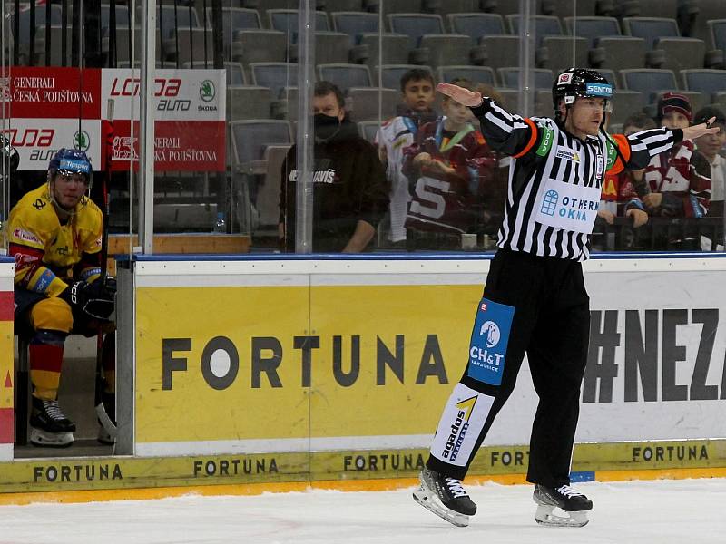 Možná klíčový moment nedělního vítězného duelu Motoru na Spartě (5:1). Rozhodčí Daniel Pražák z Českých Budějovic rozpažil, vedoucí gól Sparty na 2:1 neplatí. Z trestné lavice vše sleduje útočník Václav Karabáček.