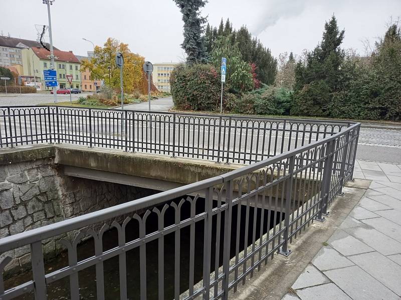 Most v ulici Karla IV. v Českých Budějovicích opět otevřeli po opravě. Skončila uzavírka, která začala v létě.
