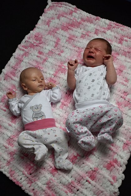 Kristýnka a Verunka se narodily jeden den 14 minut od sebe v budějovické porodnici, radost mají rodiče i dědeček.