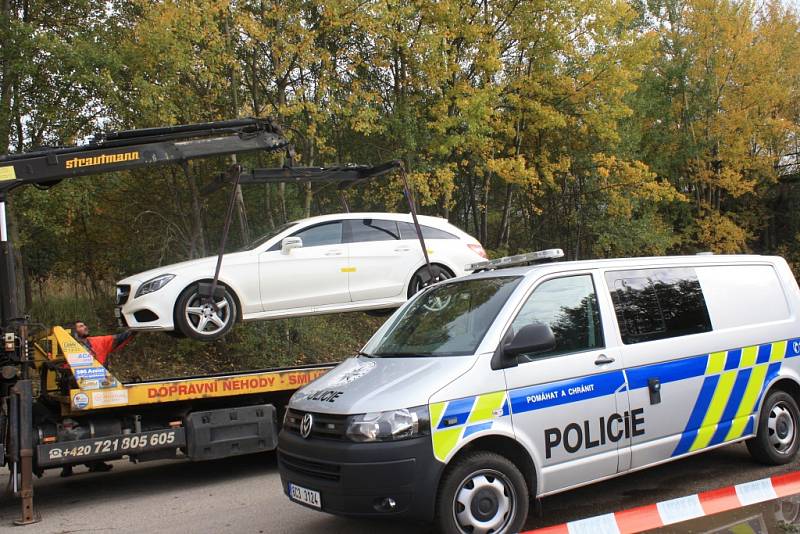 V bílém mercedesu na odstavném parkovišti u silnice E55 nedaleko Ševětína našli zraněného muže. Případ vyšetřují policisté.