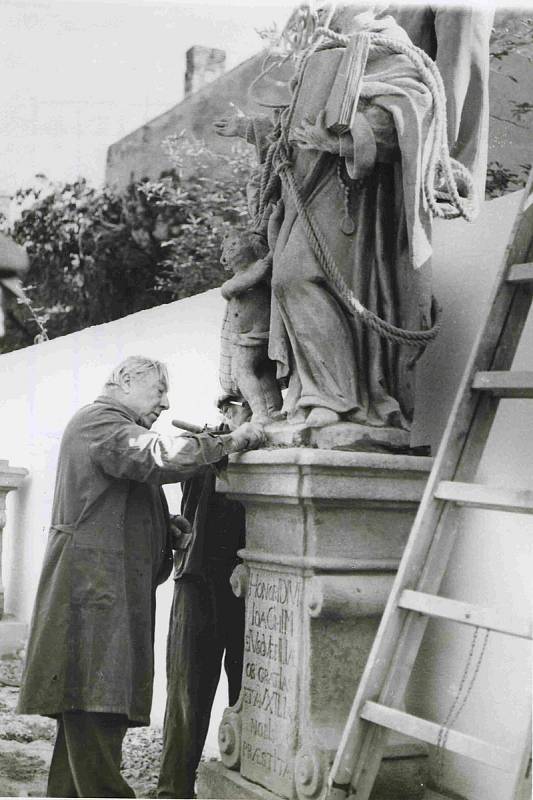 Osazení sochy po opravě v klášterní zahradě. Foto ze sbírky fotografií a pohlednic Jiřího Dvořáka poskytl Státní okresní archiv České Budějovice