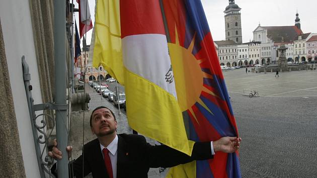 Město České Budějovice vyvěšuje tibetskou vlajku od roku 2003.
