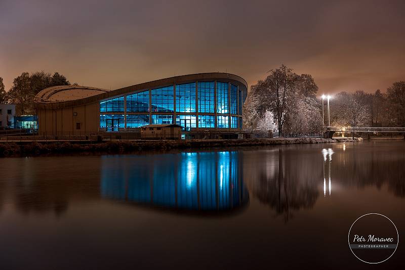 Budějovice v noci zasypal první sníh této zimy.