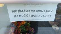 Hřbitovy na jihu Čech už lidé zdobí novými dekoracemi, květinářství přijímají objednávky, obchody prodávají hotové výrobky.