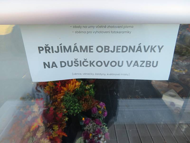 Hřbitovy na jihu Čech už lidé zdobí novými dekoracemi, květinářství přijímají objednávky, obchody prodávají hotové výrobky.