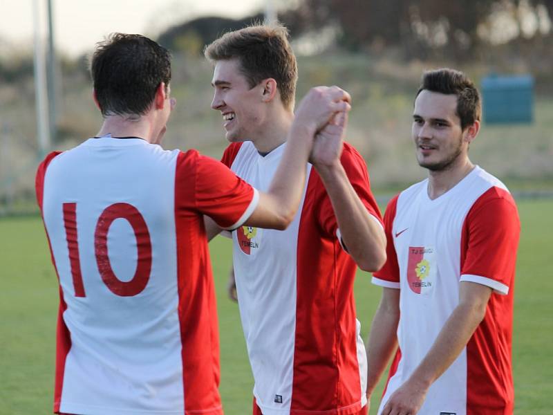 Martin Šíma se raduje z gólu (zády Tressl). Slavoj Temelín (v červenobílém) se rozloučil s podzimní sezonou vítězstvím, doma porazil Neplachov 3:0.  