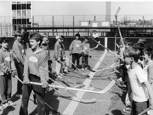 První mládežnické turnaje v hokejbalu se hrály na hřišti Sportovního klubu Pedagog České Budějovice na Branišovské ulici v roce 1982.